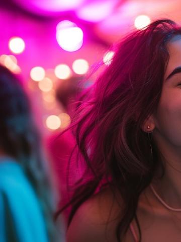 Deine Partnerin liebt Partys - Wie gehst du damit um? Deine Partnerin liebt Partys - Wie gehst du damit um? feature image
