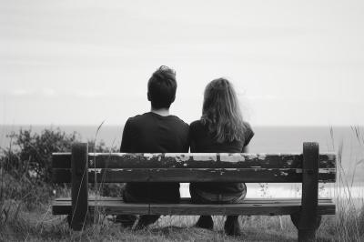 6. Hij geeft meer aandacht aan andere mannen of vrouwen dan aan jou 6. Hij geeft meer aandacht aan andere mannen of vrouwen dan aan jou